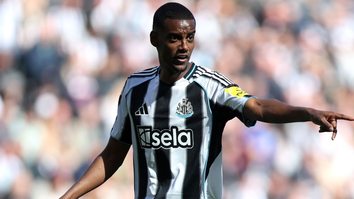 Alexander Isak en el duelo entre el Newcastle United y el Everton en la Premier League