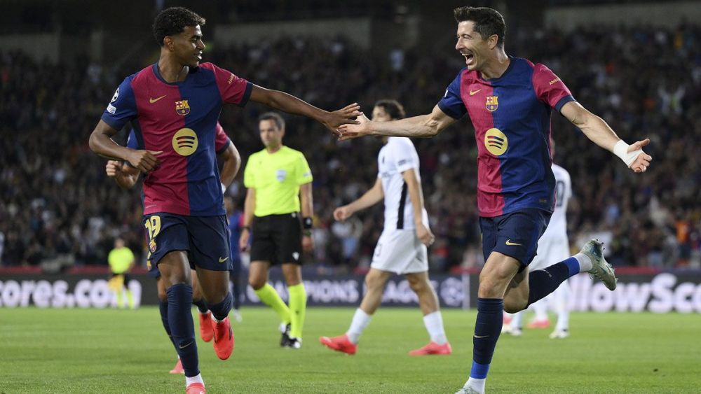 Lamine y Lewandowski, festejando un gol en Champions contra el Young Boys