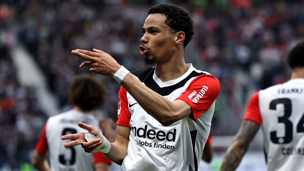Hugo Ekitiké en un duelo entre el Eintracht Frankfurt y el RB Leipzig en la Bundesliga