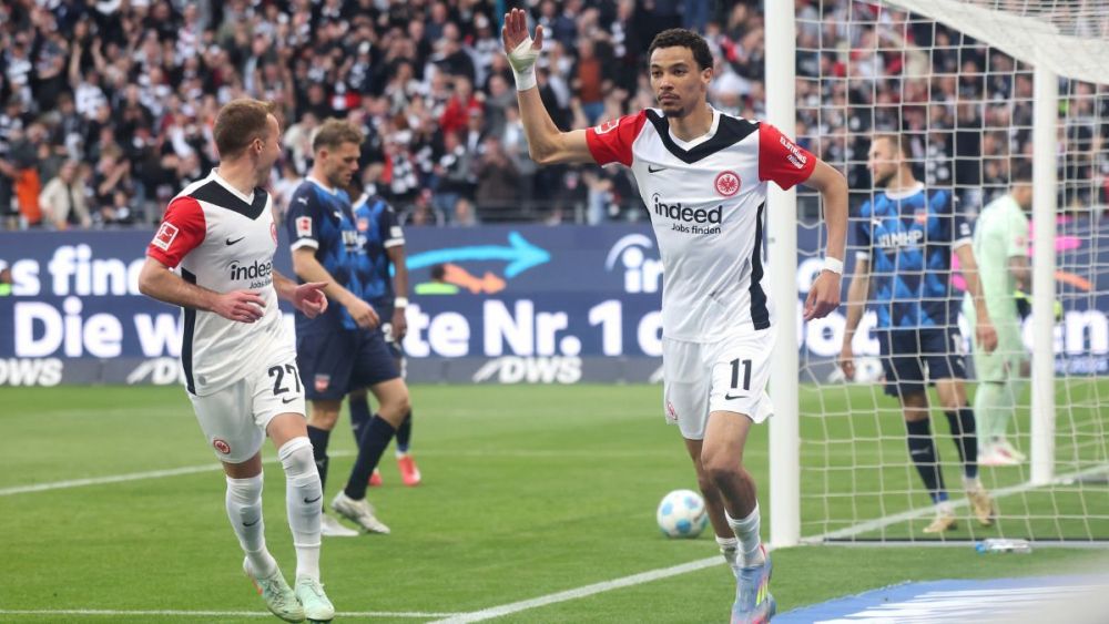 Hugo Ekitiké celebrando un gol en el partido entre el Eintracht Frankfurt y el FC Heidenheim en la Bundesliga Hugo Ekitiké celebrando un gol en el partido entre el Eintracht Frankfurt y el FC Heidenheim en la Bundesliga