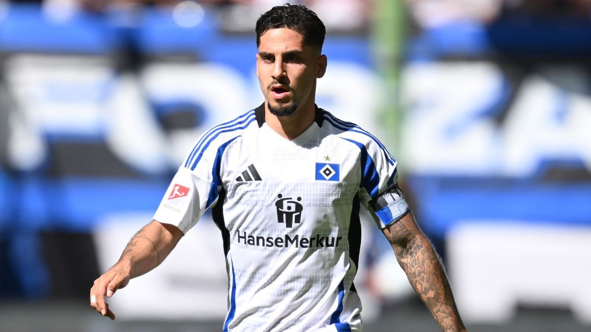 Ludovit Reis en el duelo entre el Hamburgo y el Karlsruhe en la Bundesliga 2