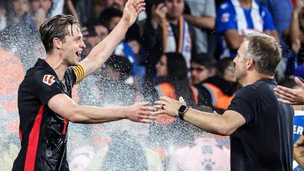 Frenkie de Jong y Hansi Flick celebrando el título de LaLiga 2024 25 obtenido por el FC Barcelona en el campo del Espanyol