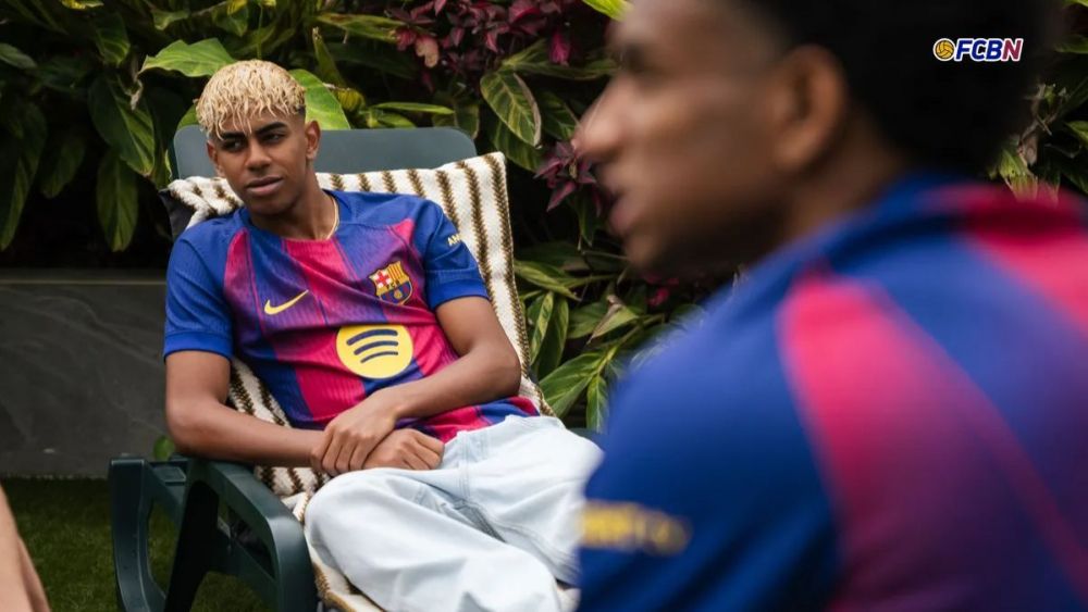 Lamine Yamal con la nueva camiseta del FC Barcelona 2025-26