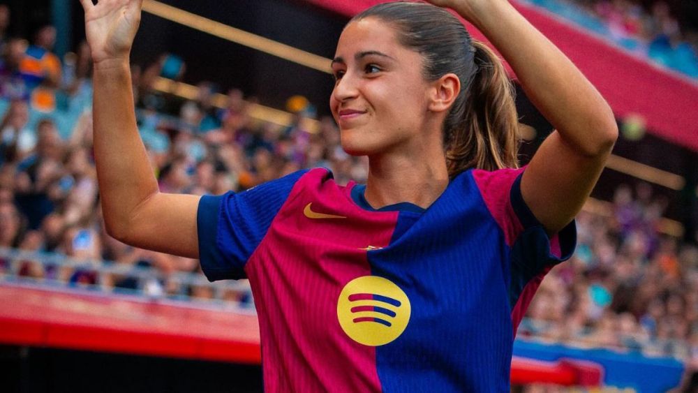 Jana Fernández, zaguera del Barça Femení, saludando a la afición en un partido Jana Fernández, zaguera del Barça Femení, saludando a la afición en un partido