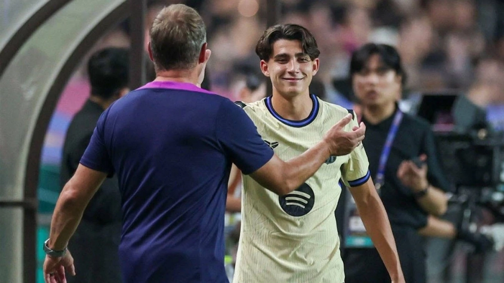 Toni Fernández con Hansi Flick en la pretemporada Toni Fernández con Hansi Flick en la pretemporada