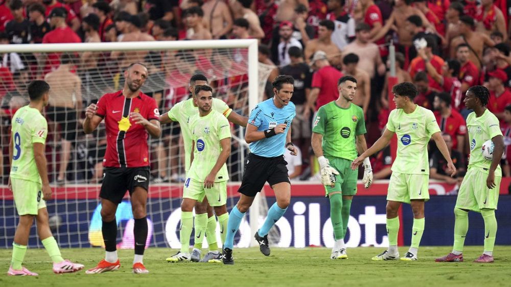 José Luis Munuera acude al VAR para revisar la acción de la tarjeta roja a Vedat Muriqi