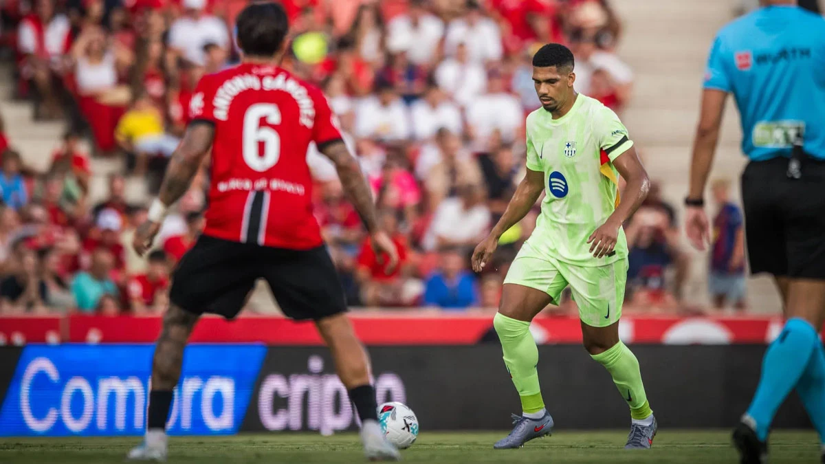 ¿Puede Araujo mantener su titularidad? La batalla con Christensen ya comenzó