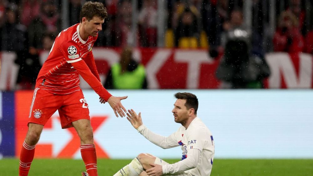 Thomas Müller y Leo Messi en un partido entre el Bayern Múnich y el PSG