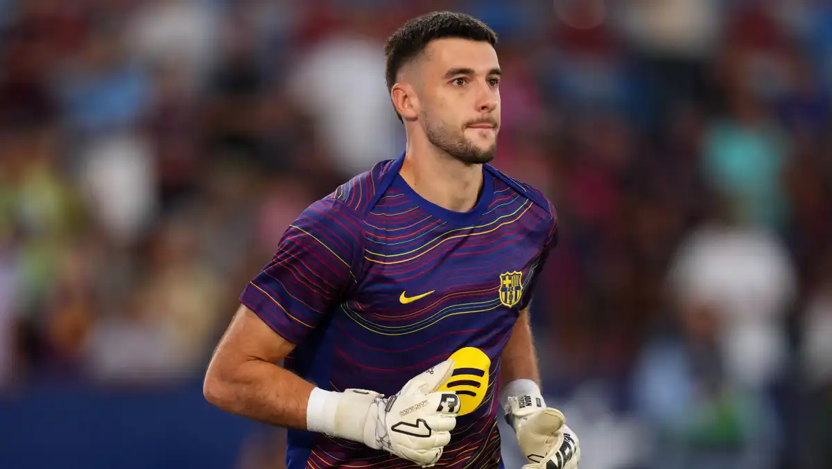 Joan García en un calentamiento con el Barça