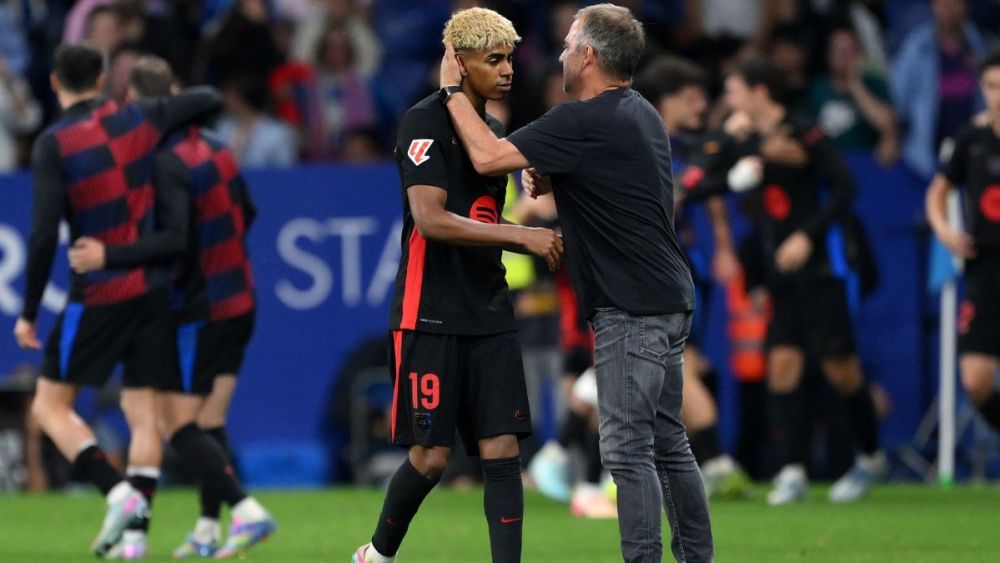 Hansi Flick y Lamine Yamal en el partido entre el FC Barcelona y el RCD Espanyol en LaLiga EA Sports 24/25 