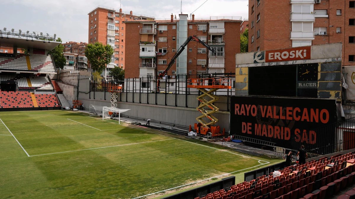 Problemas para el Barça: el césped de Vallecas, en mal estado a cuatro días de la visita culé
