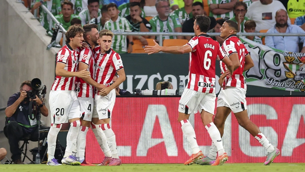 Jugadores del Athletic Club festejando el gol del triunfo contra el Betis (1-2) Jugadores del Athletic Club festejando el gol del triunfo contra el Betis (1-2)