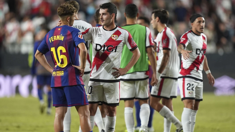 Fermín López charla con jugadores del Rayo tras el empate en Vallecas (1-1)