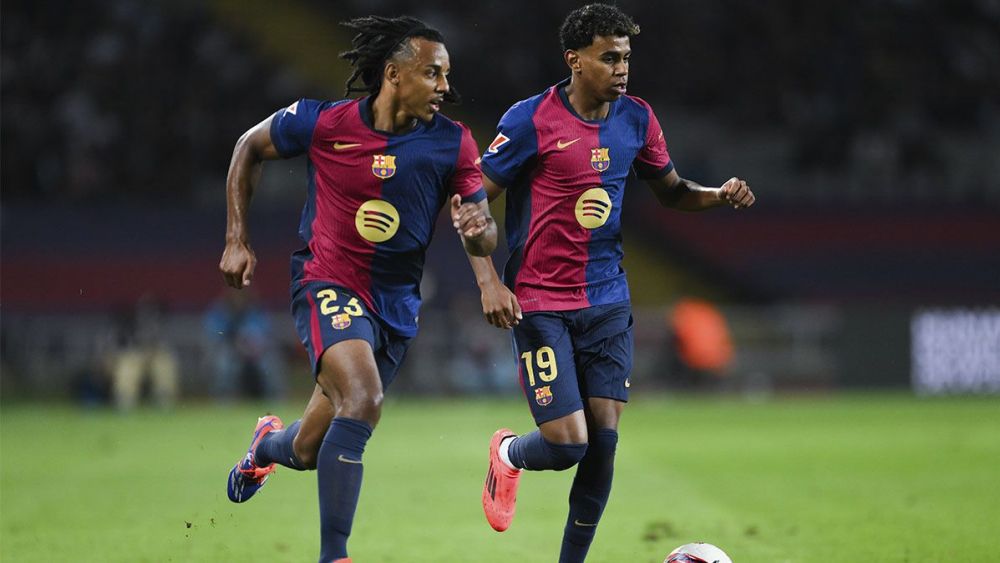 Jules Koundé y Lamine Yamal en un partido de Liga con el Barça