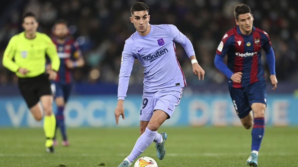 Ferran Torres en un Levante-Barça de LaLiga 21/22
