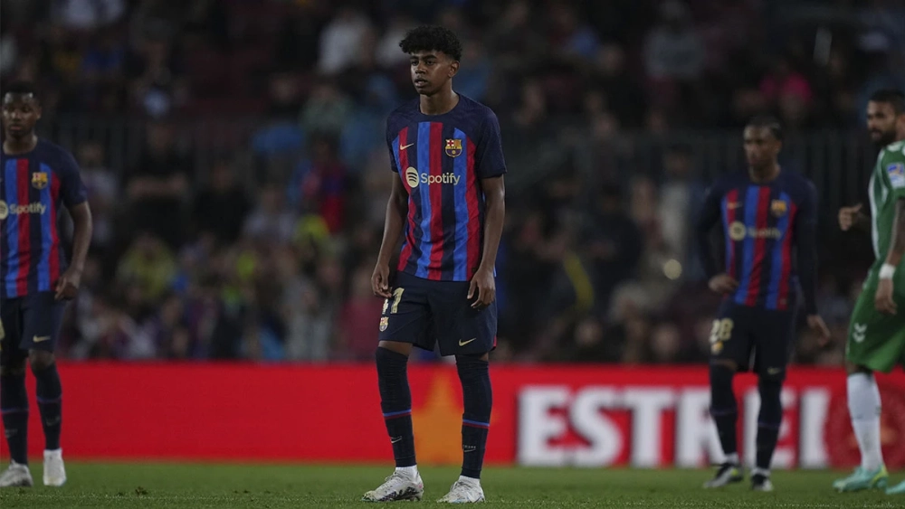 Lamine Yamal, el día de su debut oficial con el Barça ante el Betis