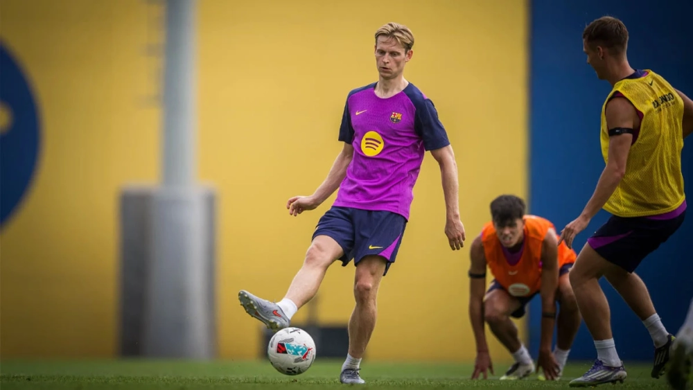Frenkie de Jong entrena al margen: ¿baja para el Barça-Valencia?