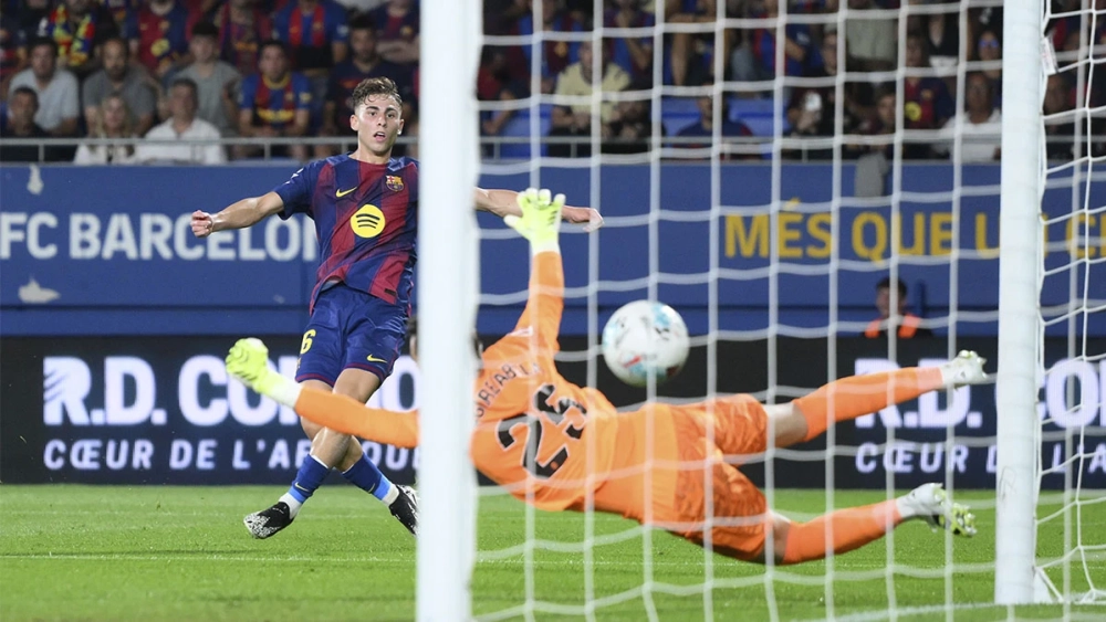 Fermín López en la jugada de su primer gol ante Valencia