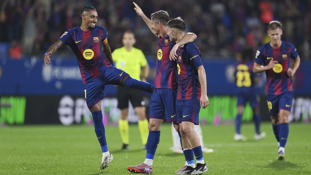 Raphinha, Lewandowski y Fermín festejando uno de los goles del Barça contra Valencia (6-0)