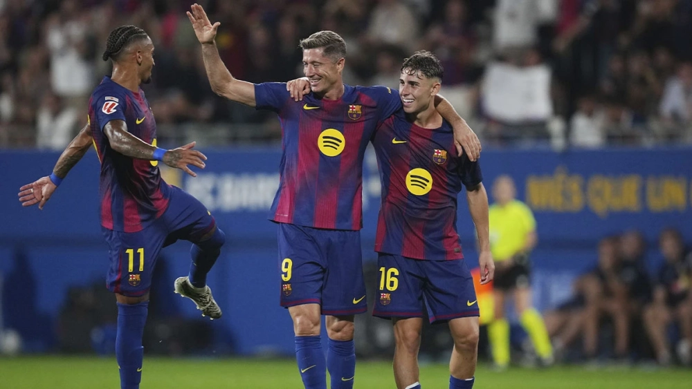 Raphinha, Fermín, and Lewandowski celebrating one of Barça's goals against Valencia (6-0)