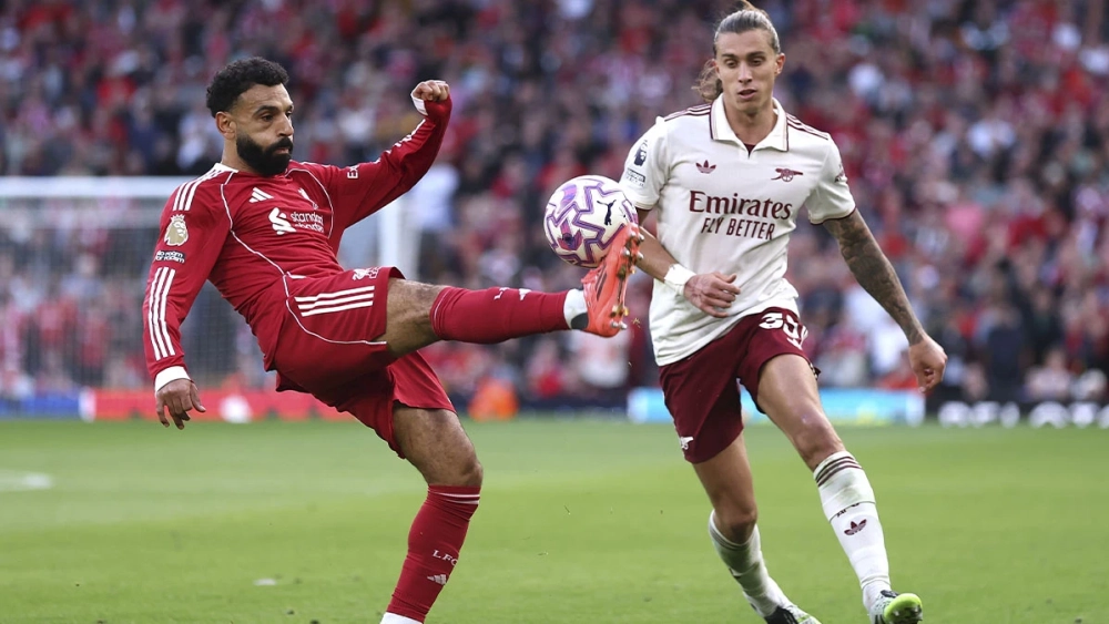 Mohamed Salah and Ricardo Calafiori disputing a ball in Liverpool-Arsenal (1-0)