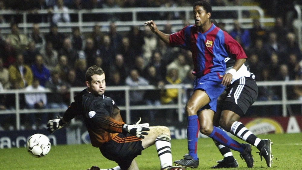 Patrick Kluivert anotando un gol con el Barça ante Newcastle en 2003