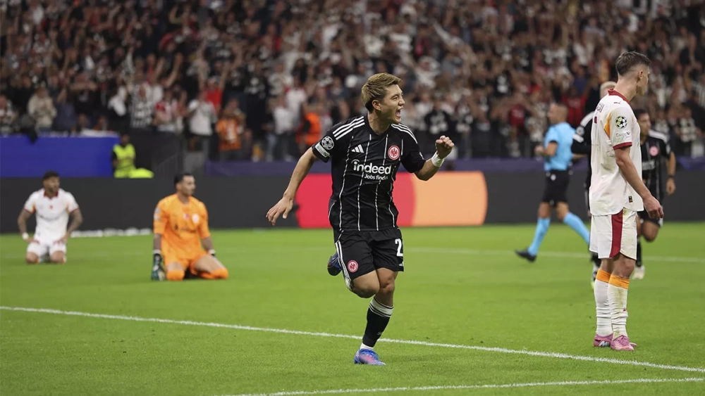 Ritsu Doan celebrating a goal in the Frankfurt-Galatasaray (5-1)