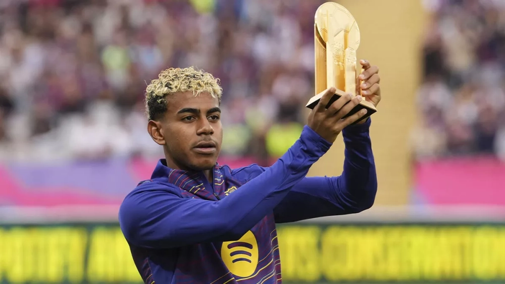 Lamine Yamal ofrece su segundo Trofeo Kopa a la afición del Barça Lamine Yamal ofrece su segundo Trofeo Kopa a la afición del Barça