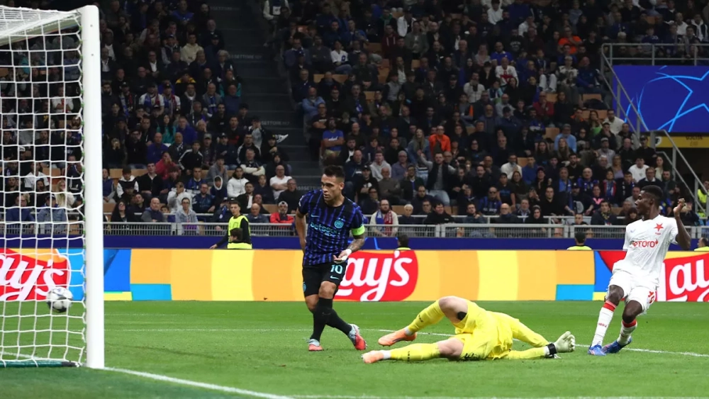 Lautaro Martínez anotando un gol ante Slavia Praga (3-0)