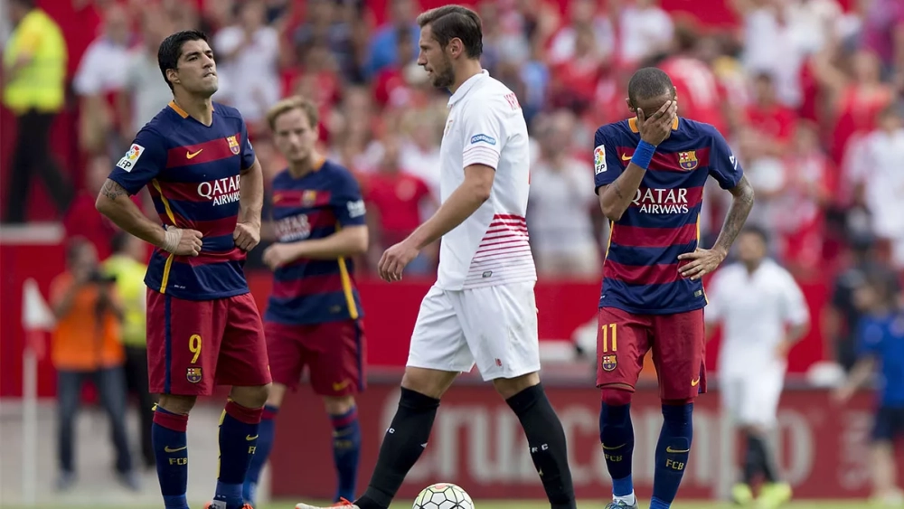 Luis Suárez y Neymar lamentan un gol del Sevilla en 2015