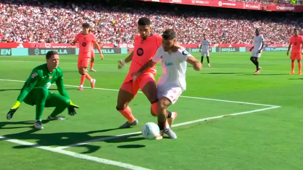 Suma y sigue: Polémico penalti de Ronald Araujo en el Sevilla-Barça Suma y sigue: Polémico penalti de Ronald Araujo en el Sevilla-Barça
