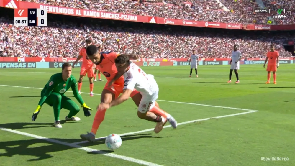 La jugada del polémico penalti de Ronald Araujo sobre Isaac Romero