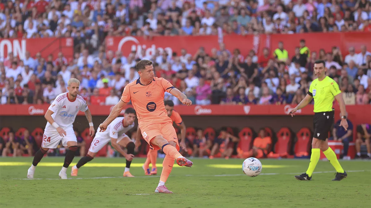 Robert Lewandowski falló un penalti en el Sevilla-Barça (4-1) Robert Lewandowski falló un penalti en el Sevilla-Barça (4-1)