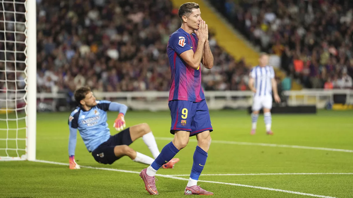 Robert Lewandowski se lamenta tras fallar una ocasión ante la Real Sociedad