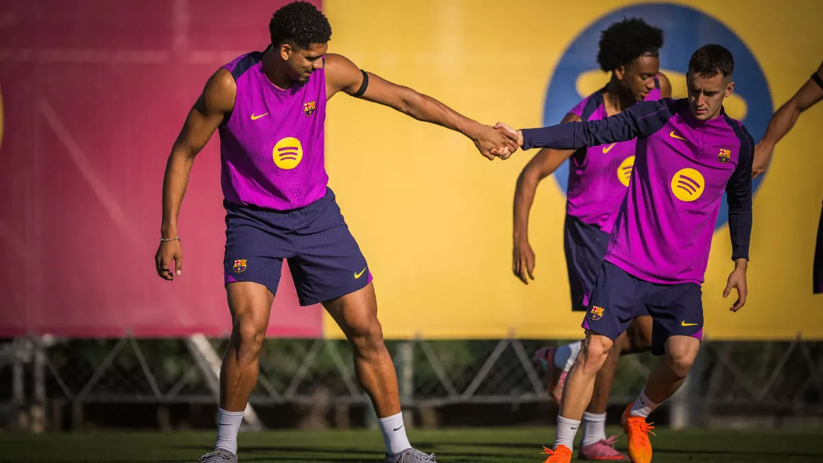 Ronald Araujo y Marc Casadó entrenando en la Ciutat Esportiva Ronald Araujo y Marc Casadó entrenando en la Ciutat Esportiva