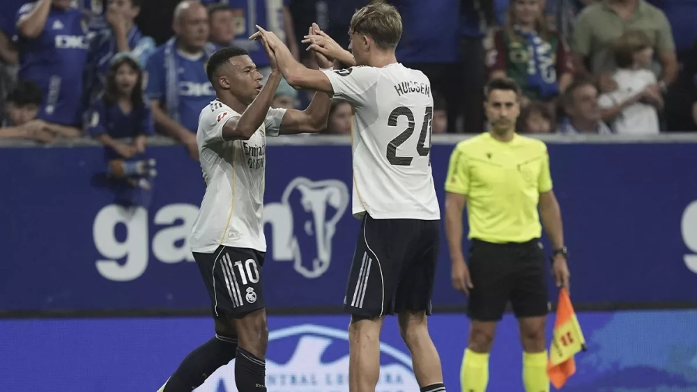 Dean Huijsen celebrating a goal with Kylian Mbappé in the Oviedo-Madrid (0-3) Dean Huijsen celebrating a goal with Kylian Mbappé in the Oviedo-Madrid (0-3)