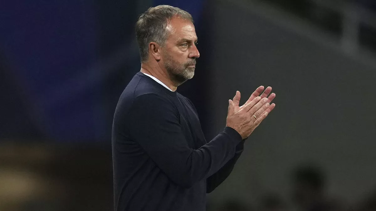 Flick 'pasa' de las críticas de Mendilivar al arbitraje del Barça-Olympiacos: "no es mi problema"