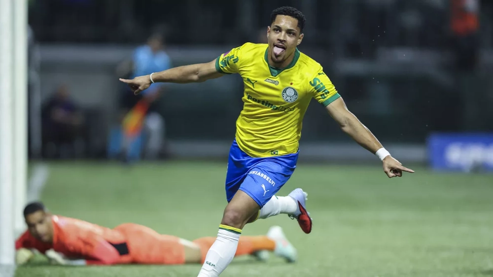 Vitor Roque festejando un gol con Palmeiras