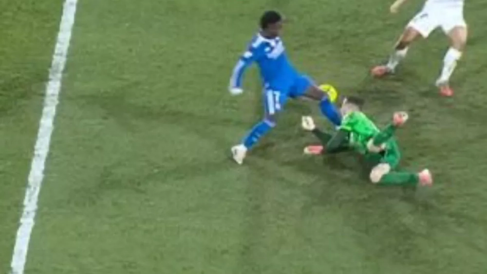 Falta de Vinicius sobre Iñaki Peña en el Elche-Madrid (2-2) Falta de Vinicius sobre Iñaki Peña en el Elche-Madrid (2-2)