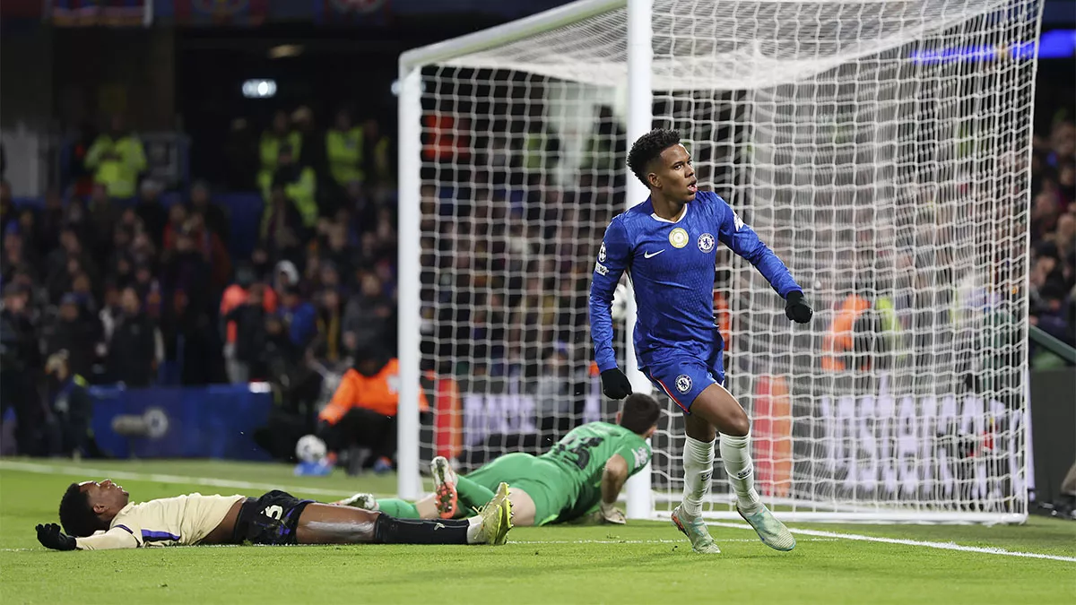 Estevao festejando su gol ante el Barça