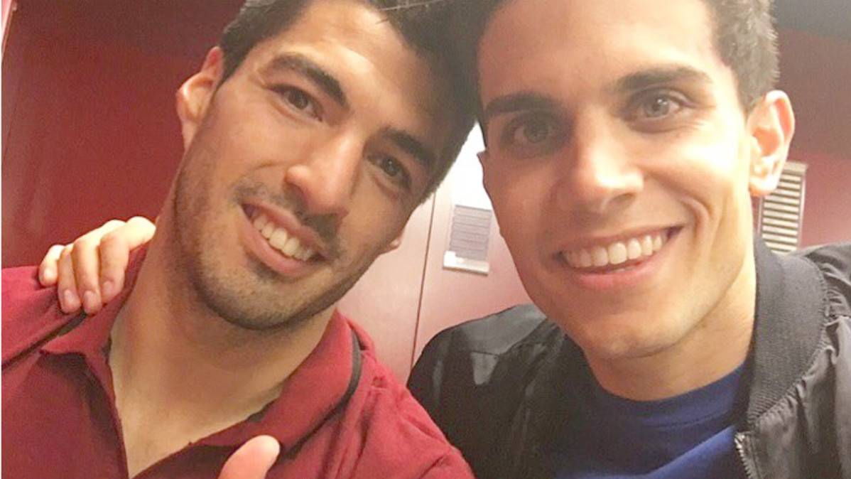 Luis Suárez beside Marc Bartra after the FC Barcelona-Sporting