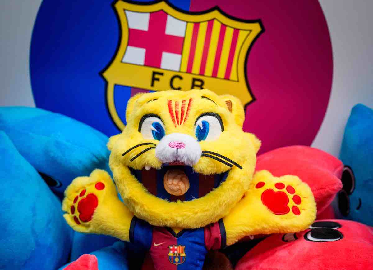 El Barça presenta el primer peluche oficial de CAT