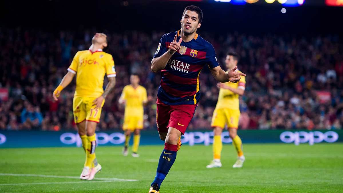 Luis Suárez celebrates one of the goals annotated in front of the Sporting of Gijón