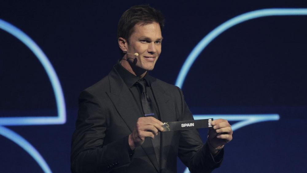 Tom Brady muestra la papeleta de España en el sorteo