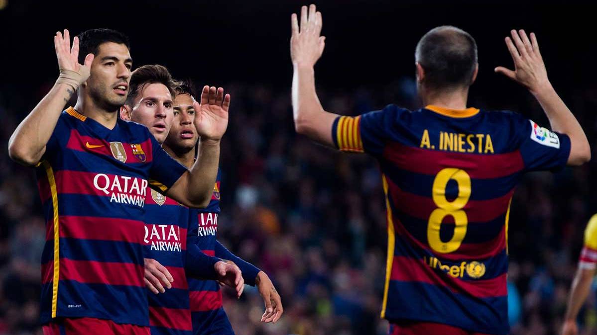 The players of the FC Barcelona celebrating a goal in front of the Sporting of Gijón