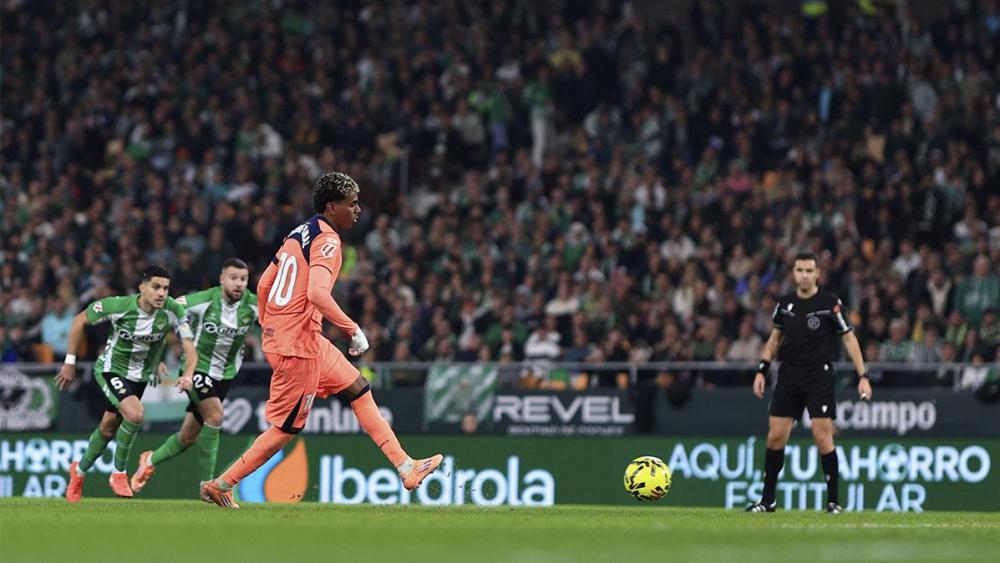 Lamine Yamal pateando un penalti ante el Betis (3-5) Lamine Yamal pateando un penalti ante el Betis (3-5)