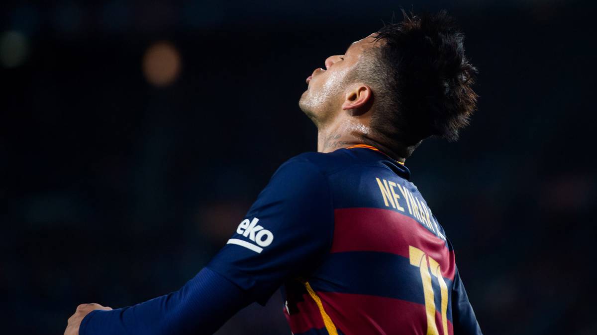 Neymar Jr, lamentándose de una oportunidad errada