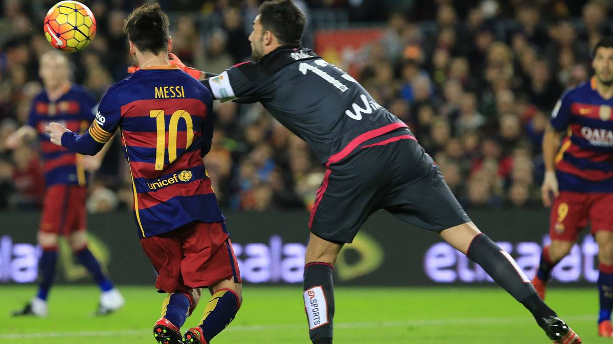 Adán, clearing a balloon in front of Leo Messi in the Camp Nou