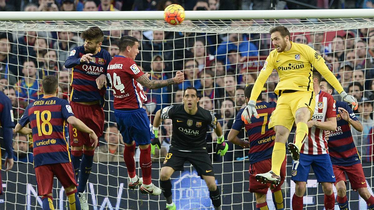 Giménez, luchando un balón en un córner contra el Barça