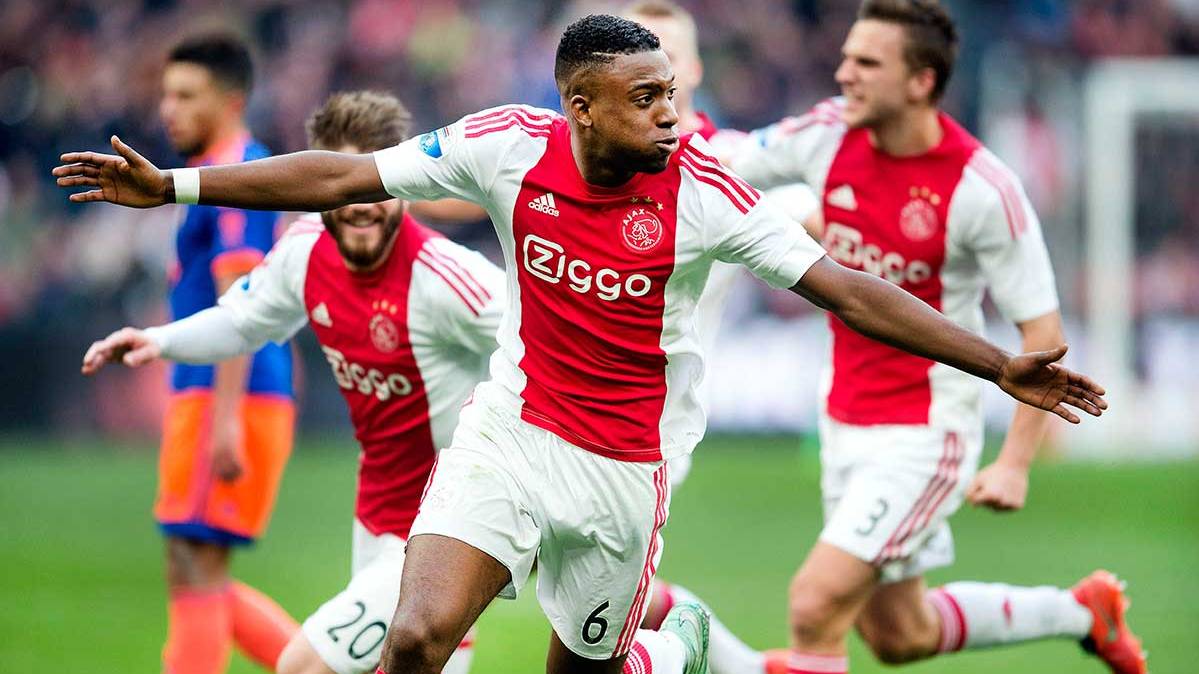 The attacker of the Ajax Bazoer, celebrating a goal in this 2015-2016